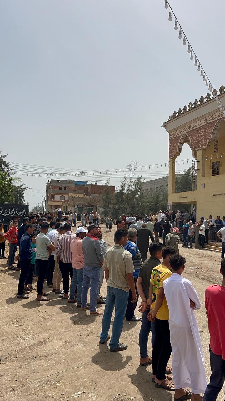 تجمع اهالي القرية