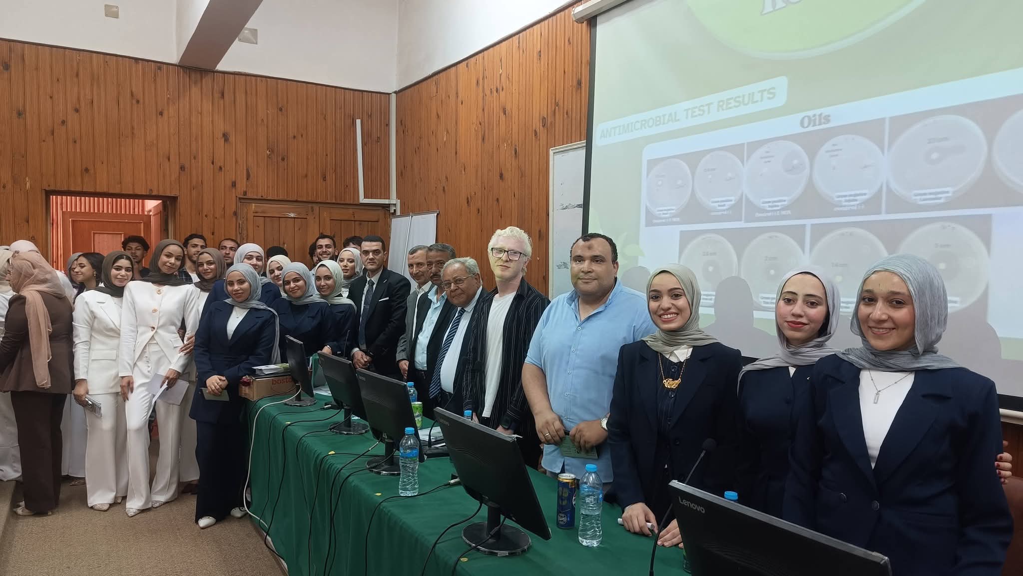 الطلاب مع الأساتذة الطلاب مع الأساتذة