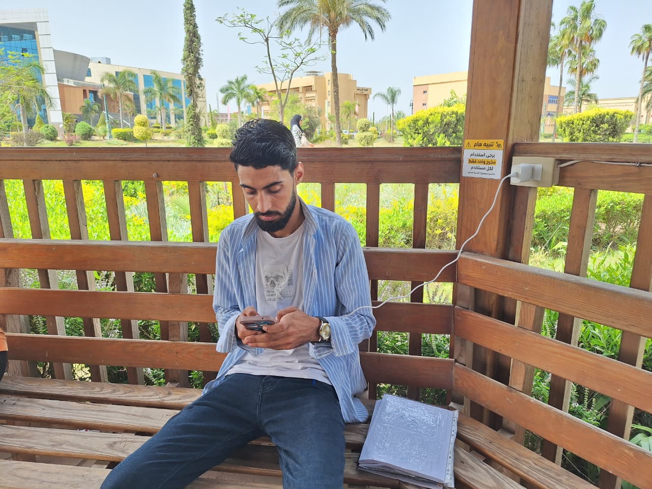 طالب يشحن محموله مستفيدا من المشروع