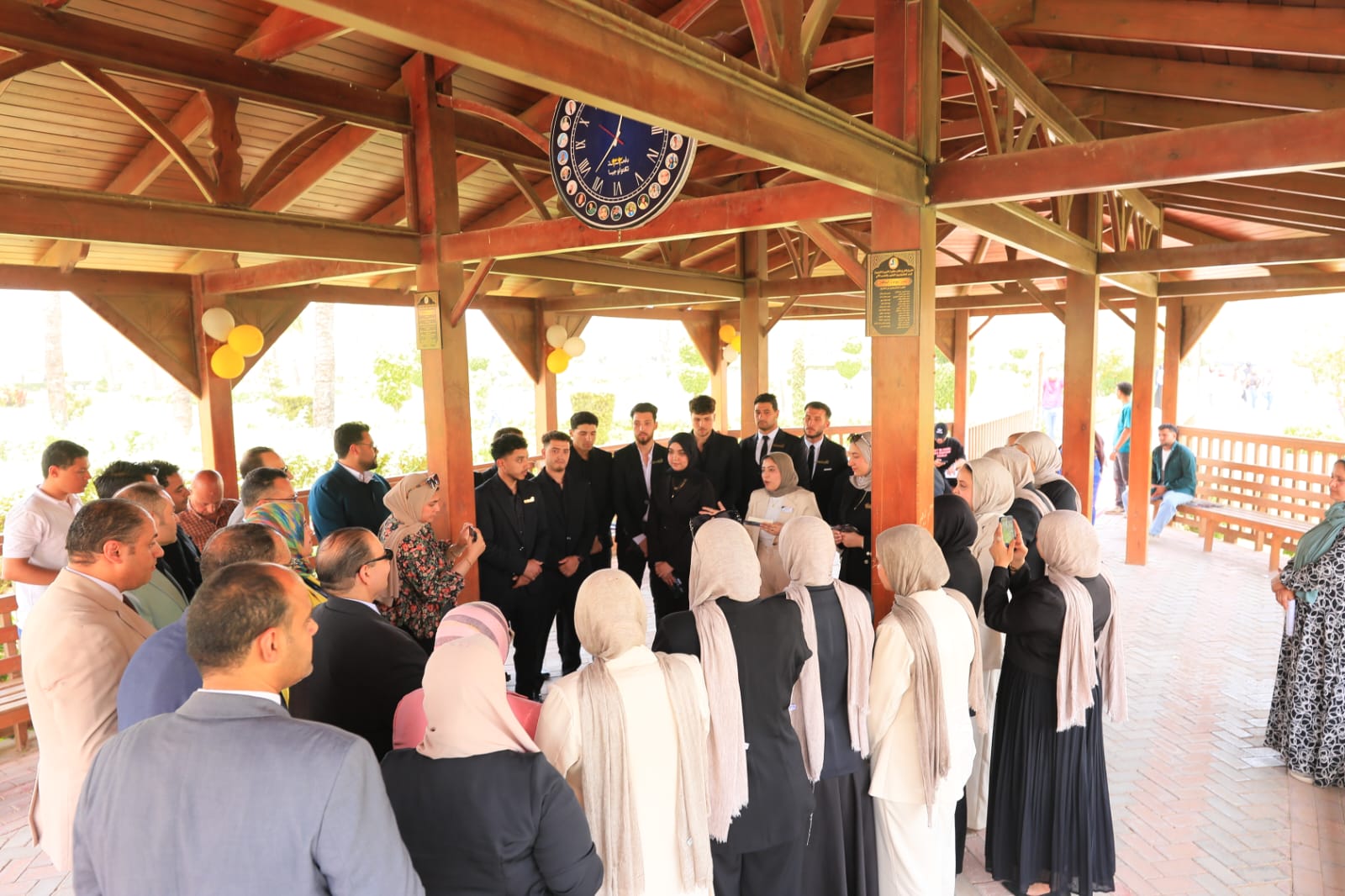 الطلاب يشرحون المشروع لرئيس الجامعة