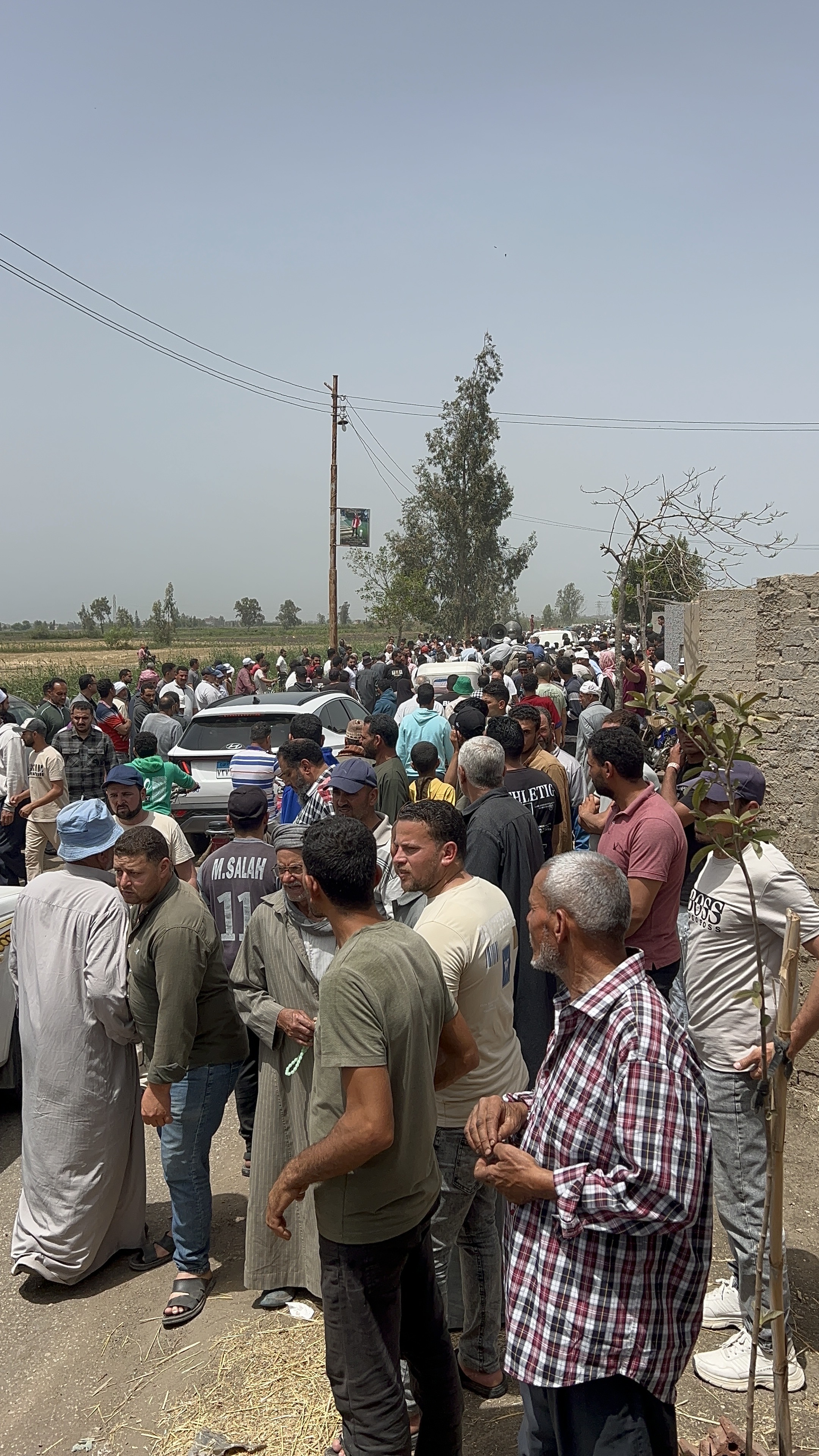 الأهالي أثناء تشيع جثامين ضحايا حادث أسوان