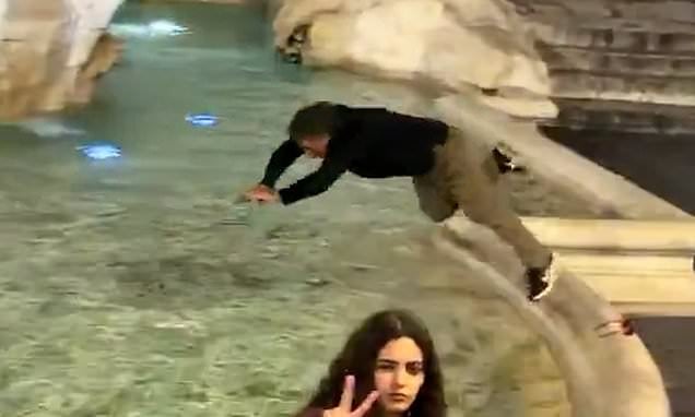 اثناء القفز فى النافورة