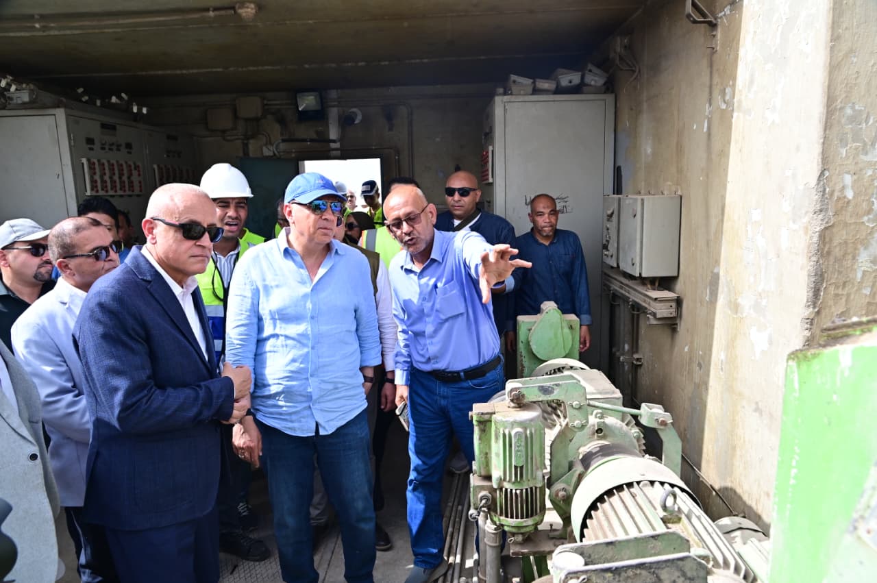 جانب من تفقد وزير الرى مشروع أنظمة التشغيل
