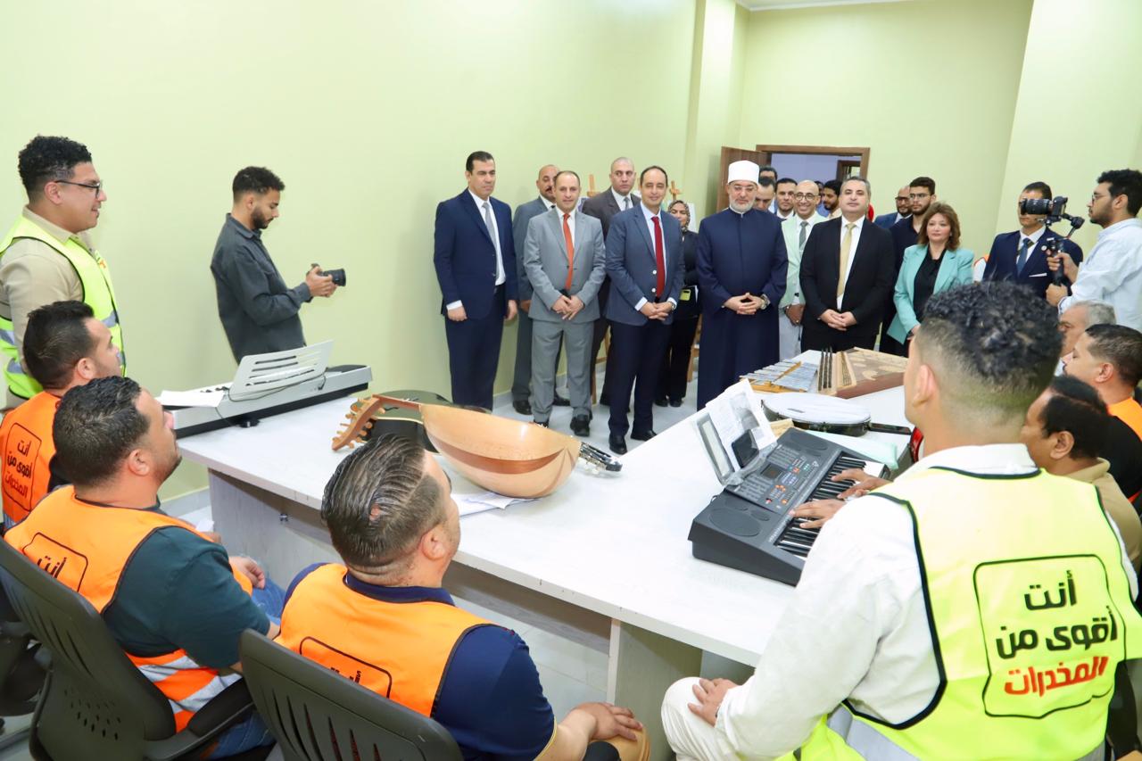 مفتى الجمهورية ومدير صندوق مكافحة الإدمان مع المتعافين