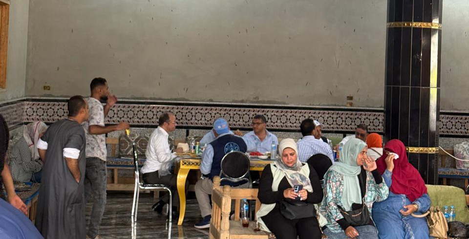 تنازل الوزير والوفد الهولندي العسل والمش والفطير المشلتت داخل منزل أحد الأهالي تنازل الوزير والوفد الهولندي العسل والمش والفطير المشلتت داخل منزل أحد الأهالي