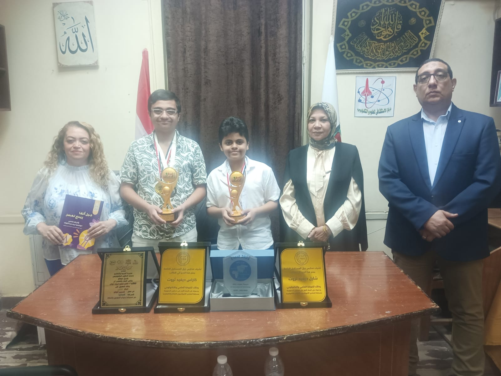 مدير الشؤون التنفيذية مع الشقيقين
