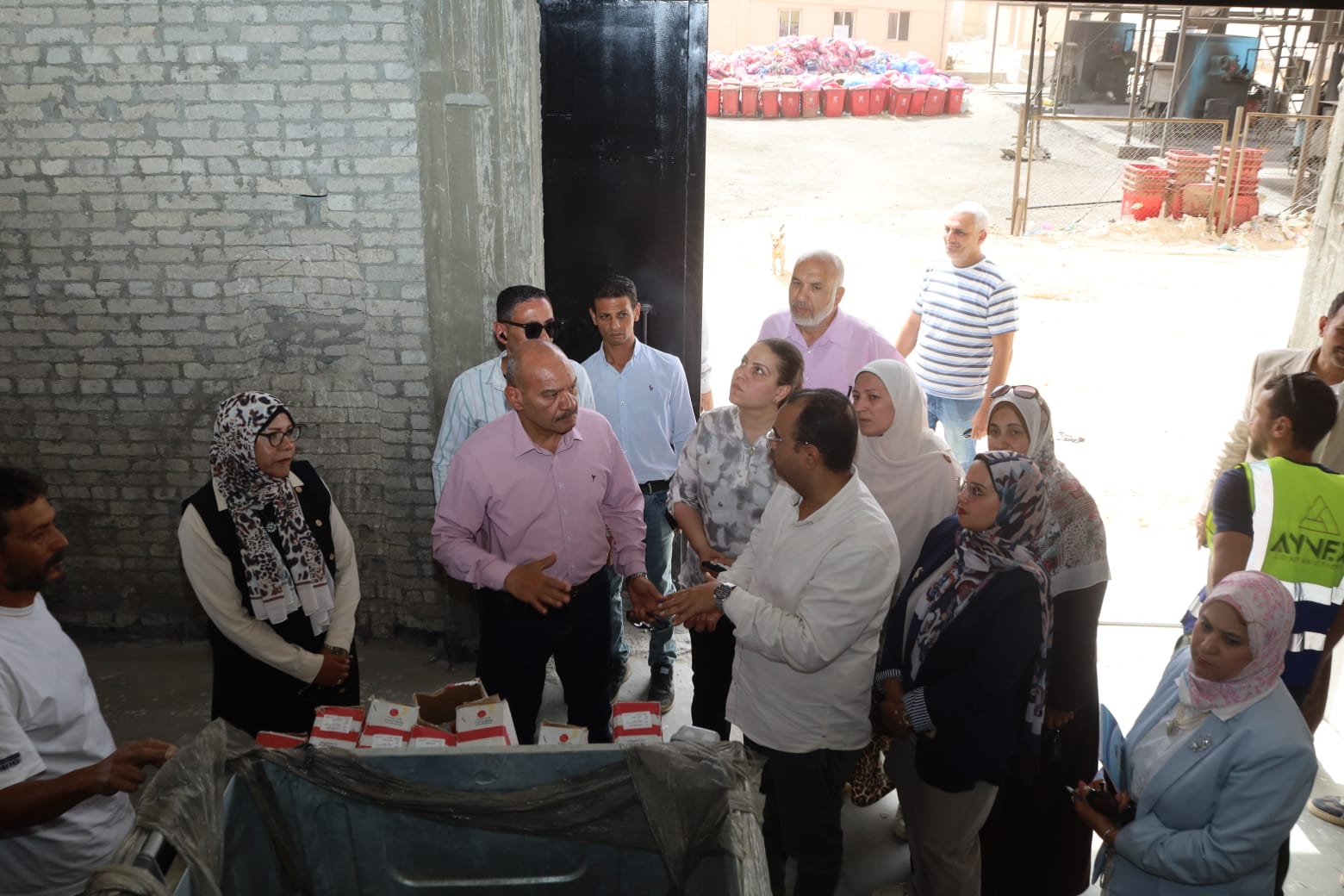 المحافظ خلال جولته بالمجمع المحافظ خلال جولته بالمجمع