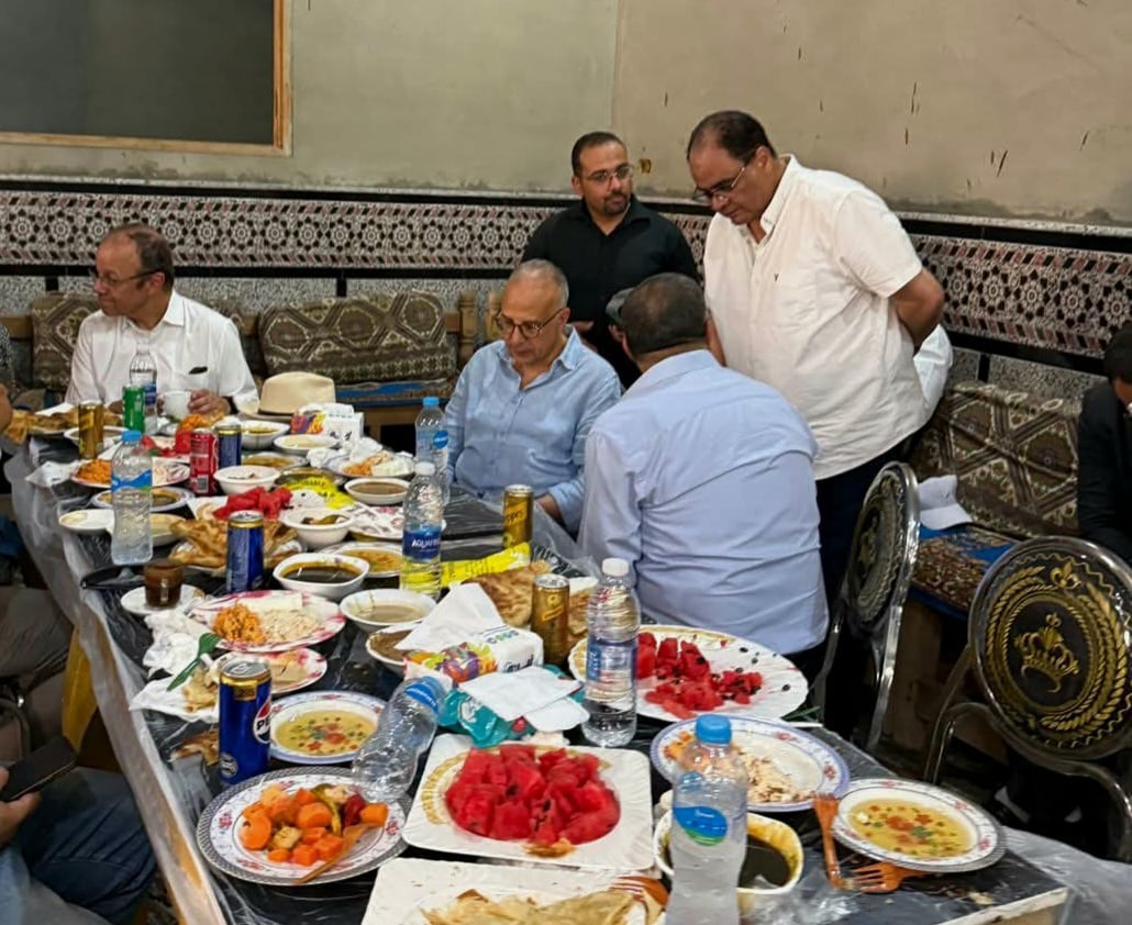 الوزير والوفد الهولندي يتناولون العسل والمش والفطير المشلتت داخل منزل أحد الأهالي الوزير والوفد الهولندي يتناولون العسل والمش والفطير المشلتت داخل منزل أحد الأهالي