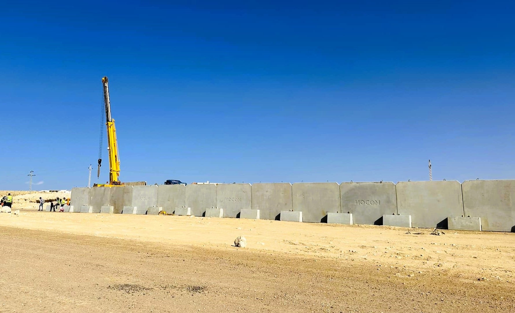 تنفيذ الاسوار والطرق المحيطة براس الحمة الجديدة