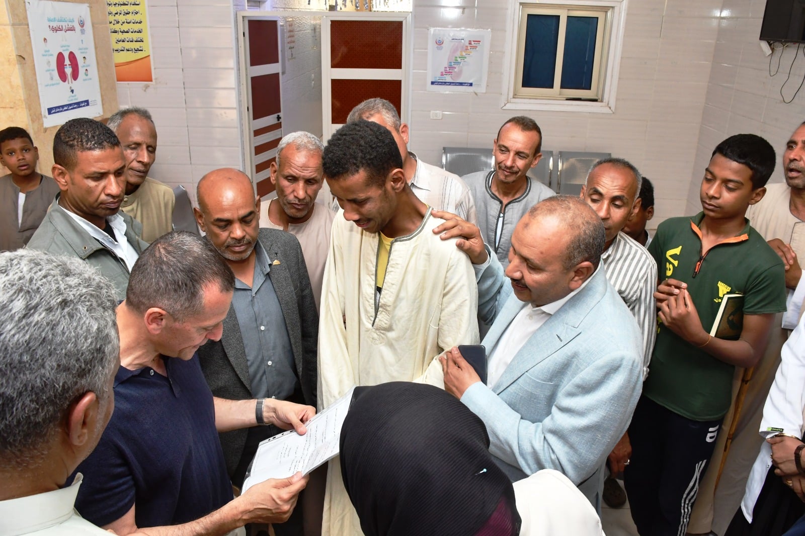 محافظ أسوان يستمع لأهالى الرمادى محافظ أسوان يستمع لأهالى الرمادى