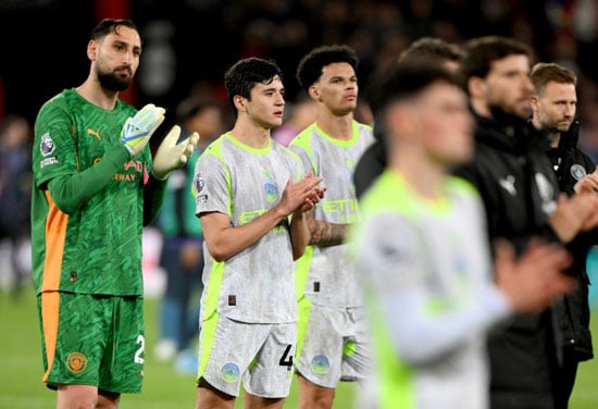 لاعبى السيتى بعد نهاية المباراة وضياع الدورى لاعبى السيتى بعد نهاية المباراة وضياع الدورى