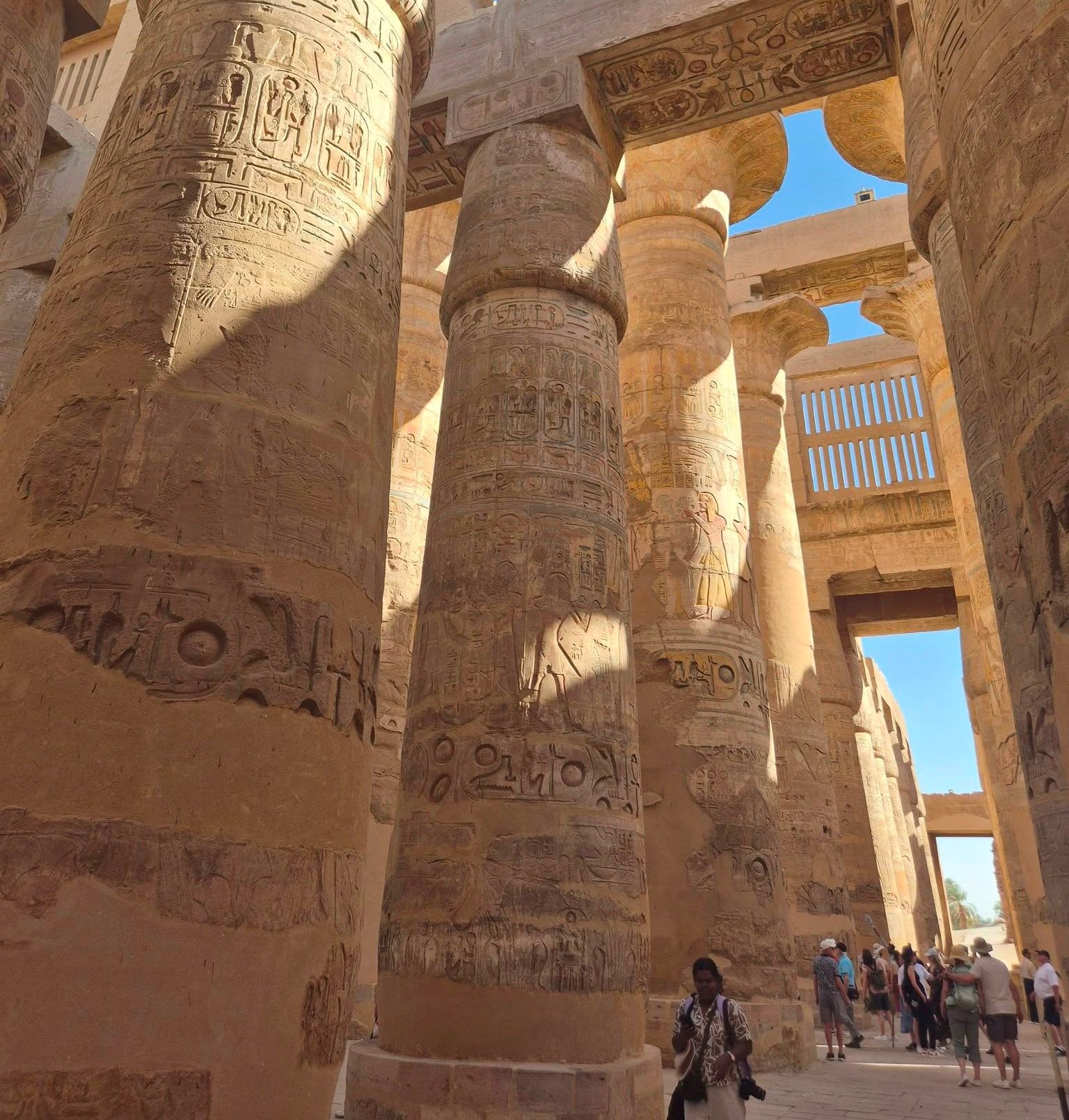 زيارات السائحين داخل صالة الأعمدة الكبرى بالكرنك
