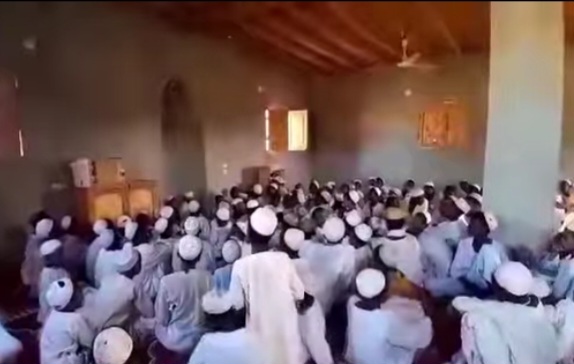 اعداد كبيرة من الطلاب فى الكتاتيب اعداد كبيرة من الطلاب فى الكتاتيب
