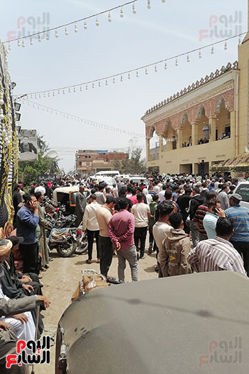 تجمع الأهالي أمام المسجد