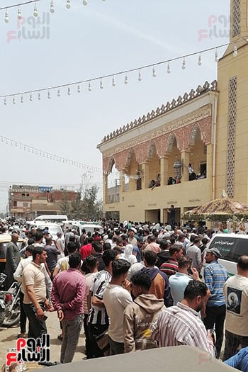 تجمع أهالي القرية