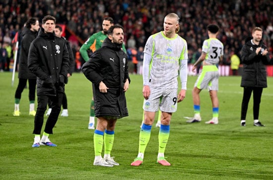حزن لاعبى السيتى بعد ضياع الدورى حزن لاعبى السيتى بعد ضياع الدورى