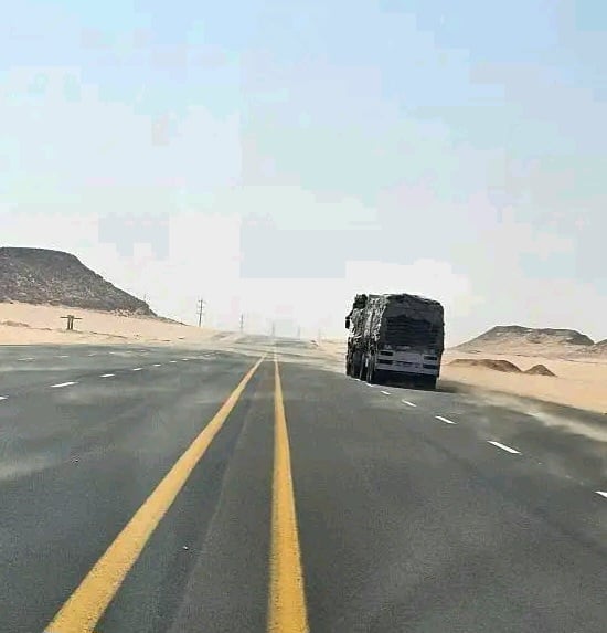 استكمال العمل فى تطوير طريق العوينات