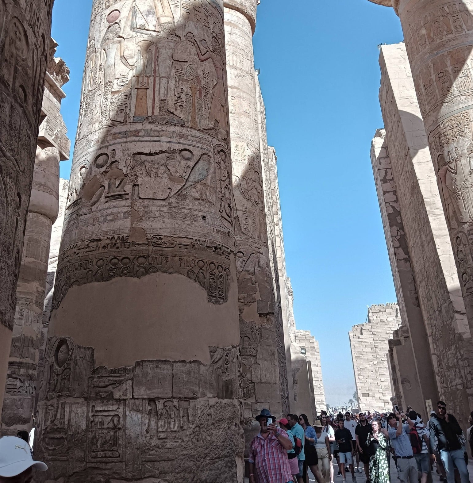 توافد السائحين فى قلب معابد الكرنك