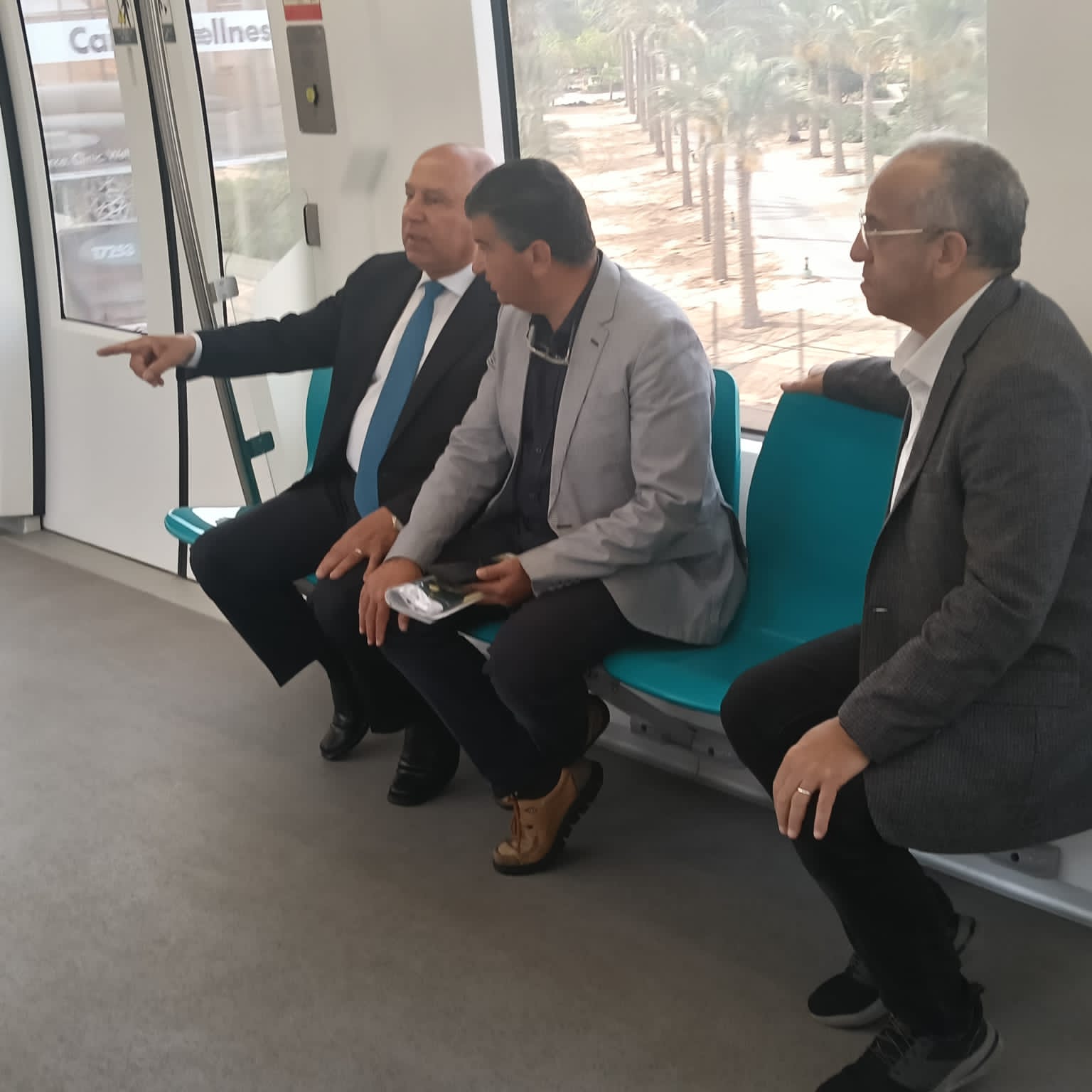 ​وزير النقل يستقل المونوريل متوجهاً لمكتبه بالعاصمة الإدارية