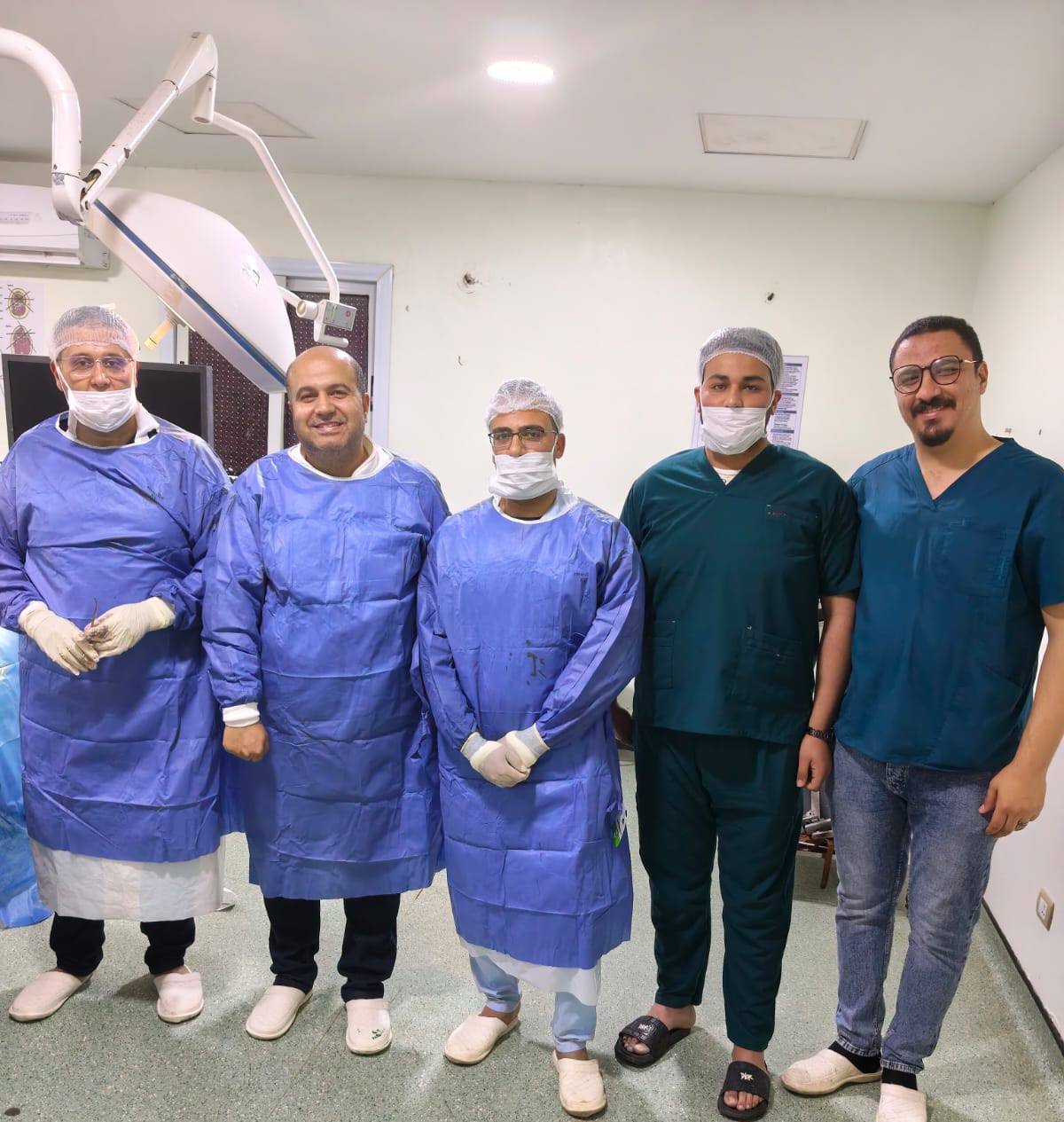 الطاقم الطبي المجري العملية