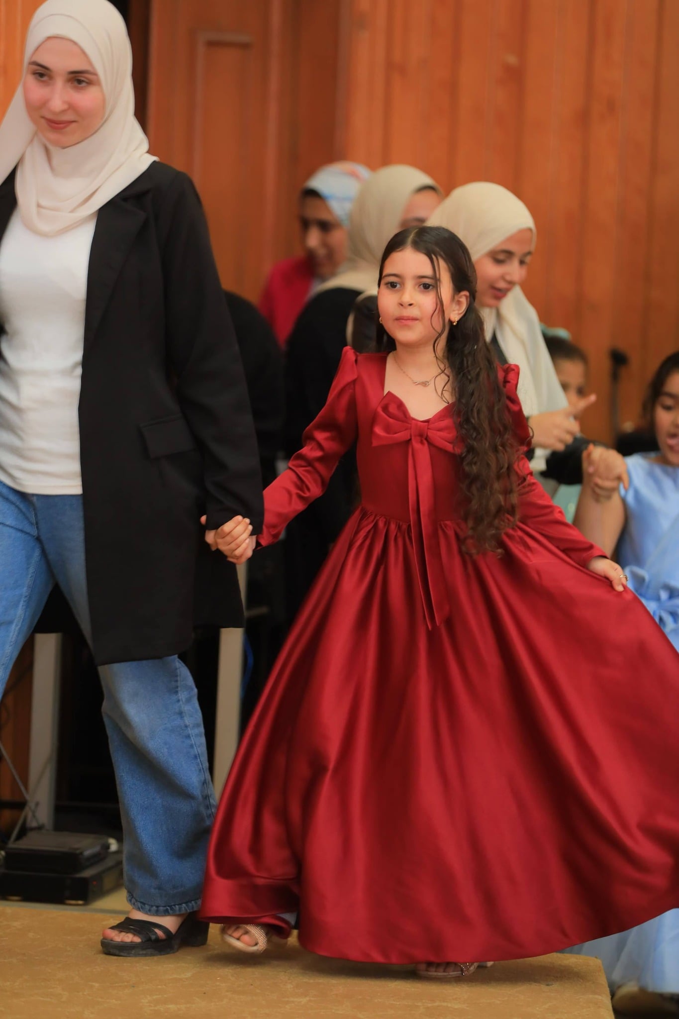فستان مميز ترتدية طفلة