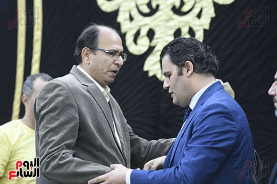 الكاتب الصحفى عادل السنهورى يقدم واجب العزاء