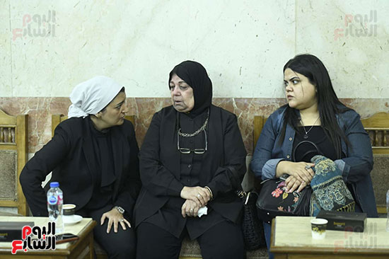 الكاتبة الصحفية همت سلامة تستقبل عزاء والدها