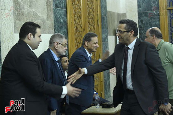 نقيب الصحفين خالد البلشي يقدم واجب العزاء