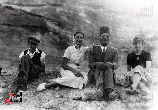 مع الأسرة