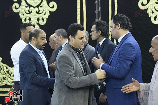 الكاتب الصحفى حسين يوسف يقدم واجب العزاء