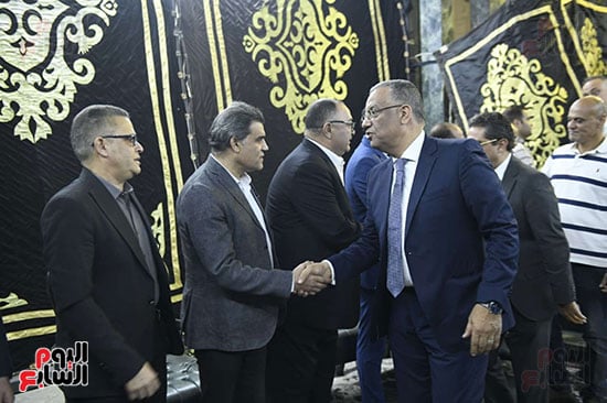 الكاتب الصحفى محمود مسلم يقدم واجب العزاء