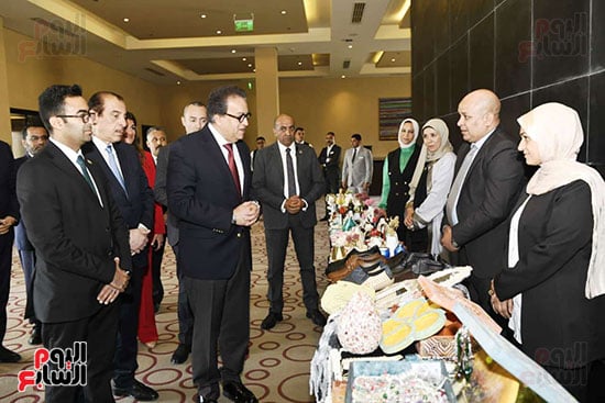 وزير الصحة يتفقد المعرض