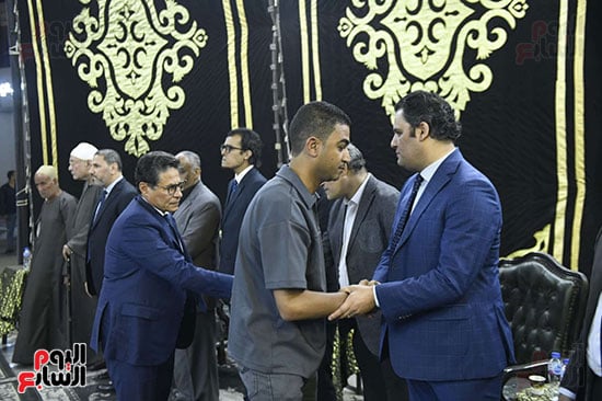 الزميل حسن محمد يقدم واجب العزاء