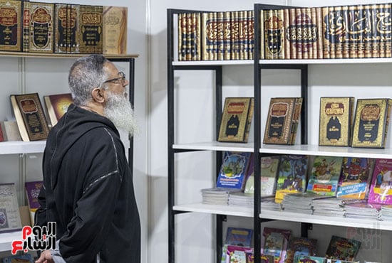 زائر يتفقد الكتب المعروضة