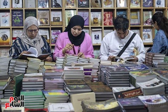 الزوار يتفقدون الكتب