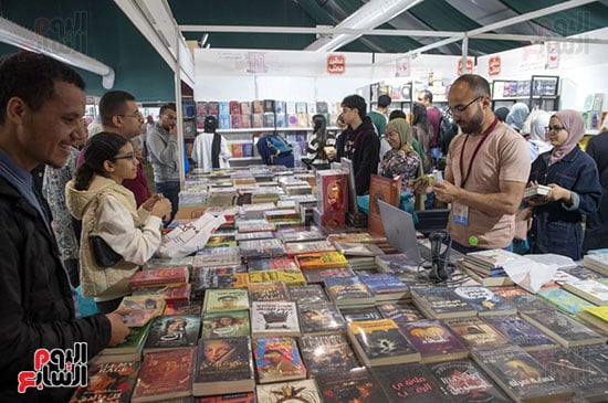 توافد الزوار على معرض الكتبا بالرباط