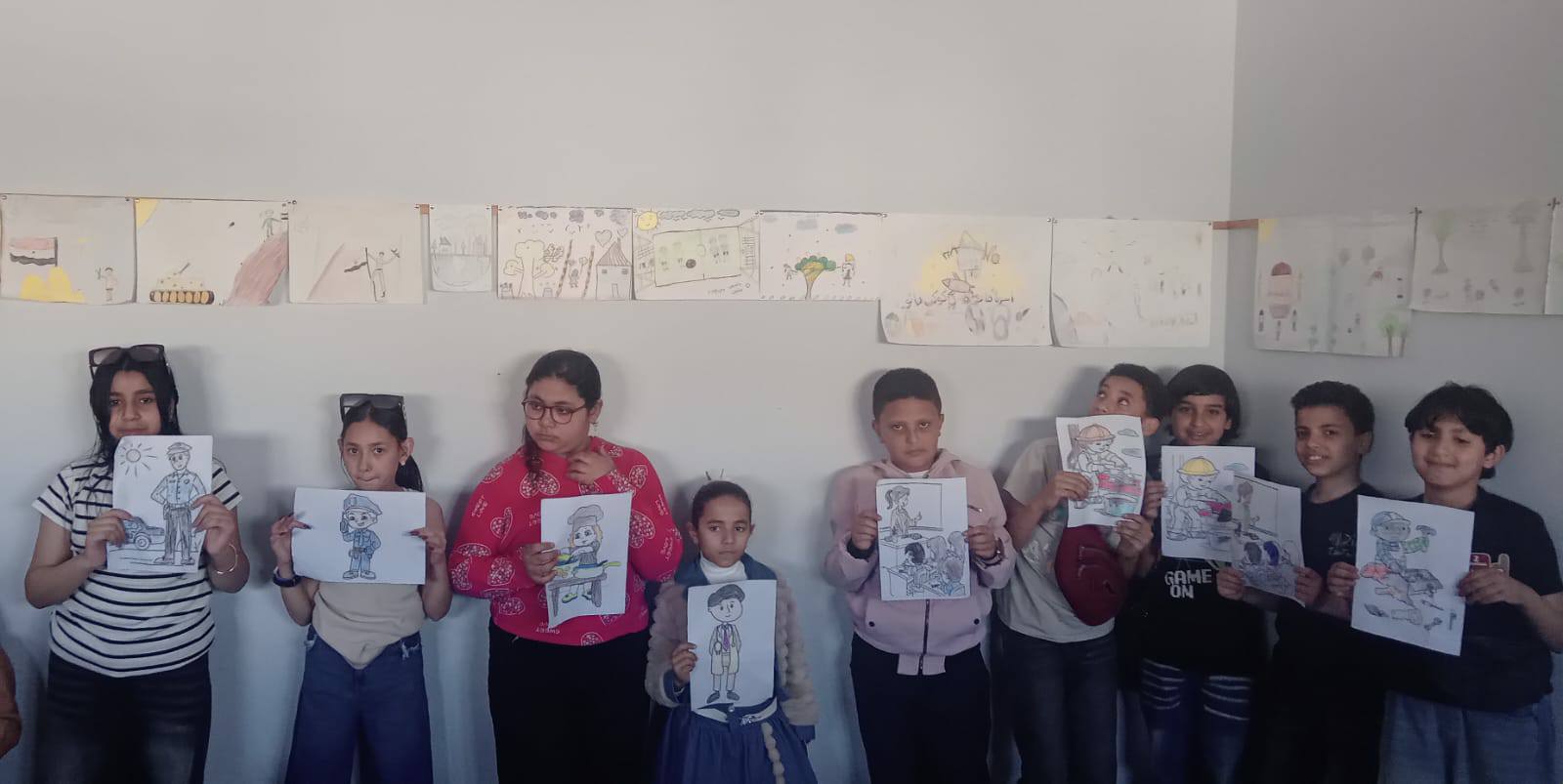 تعدد الشخصيات المعبرة عن المهن رسمها الاطفال احتغالا بعيد العمال