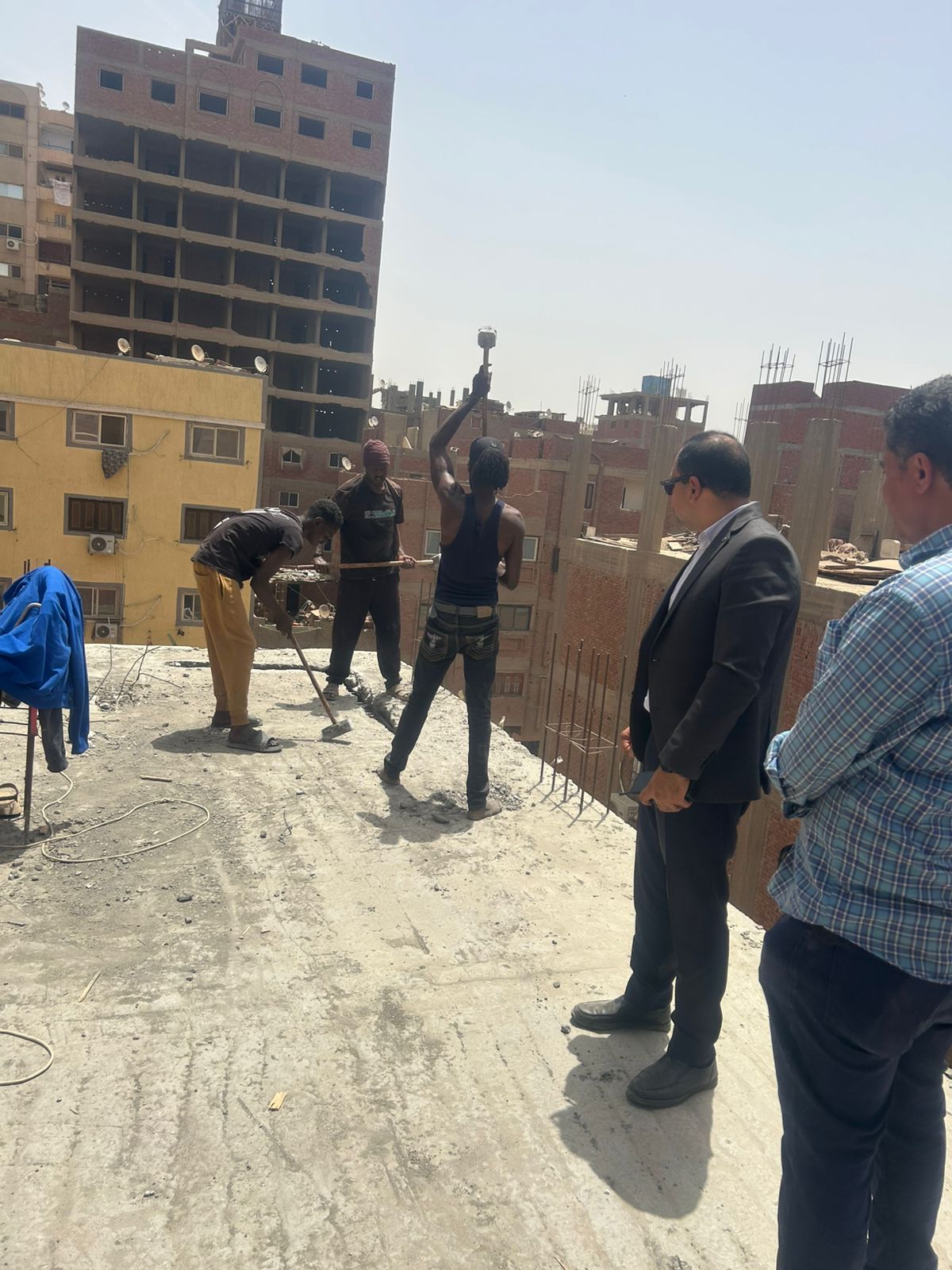 إزالة سقف وحوائط مخالفة بأرض اللواء إزالة سقف وحوائط مخالفة بأرض اللواء