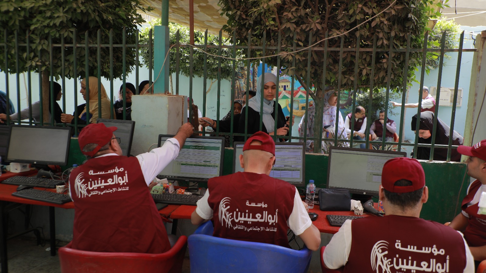 و العينين عضو التحالف الوطنى تبدأ توزيع اللحوم الأضاحي بالمحافظات (1)
