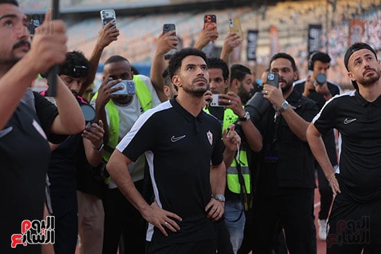 لاعبو الزمالك يلتقطون صور للجماهير