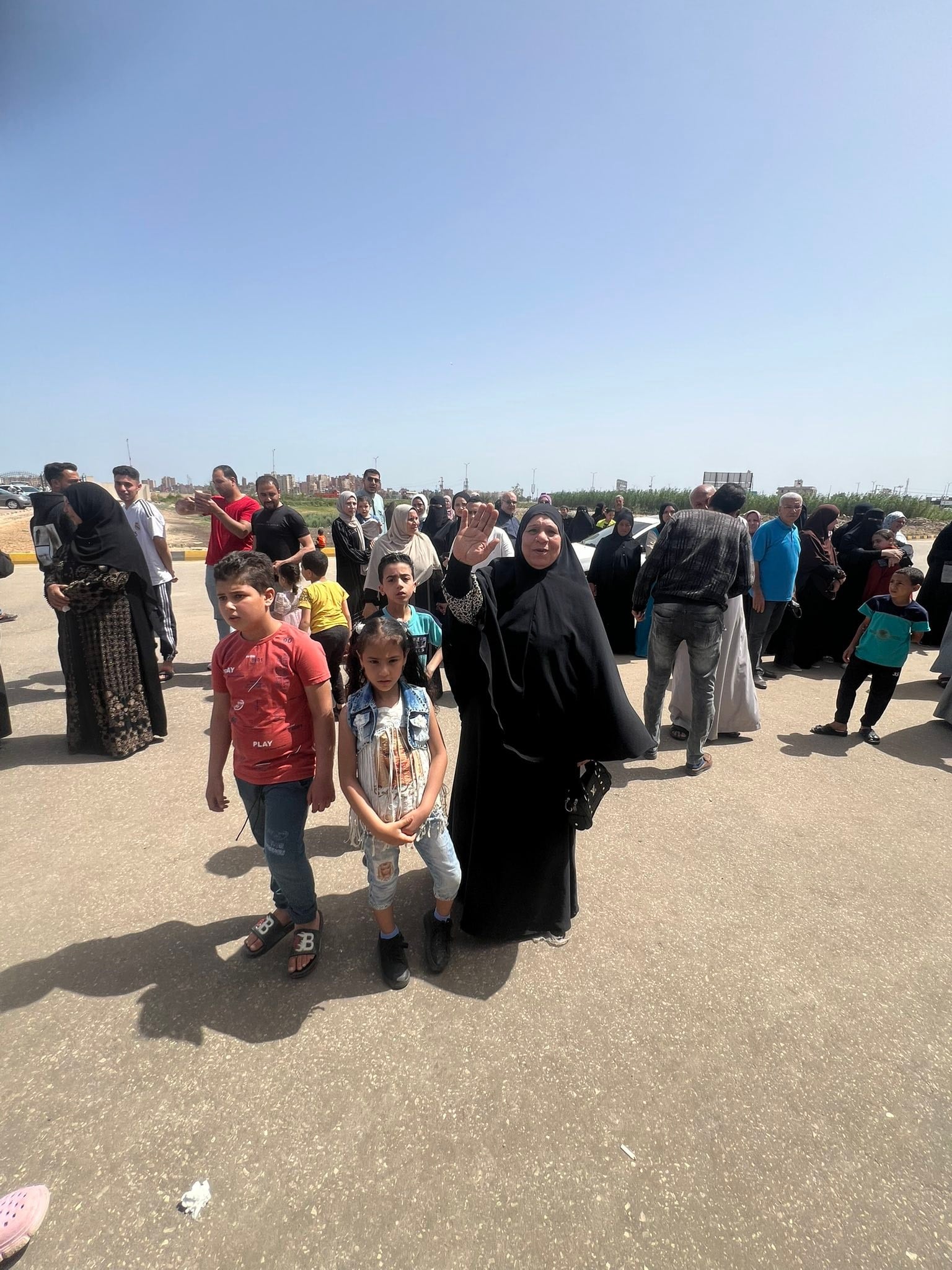 الاهالي يودعون الحجاج بكفر الشيخ الاهالي يودعون الحجاج بكفر الشيخ