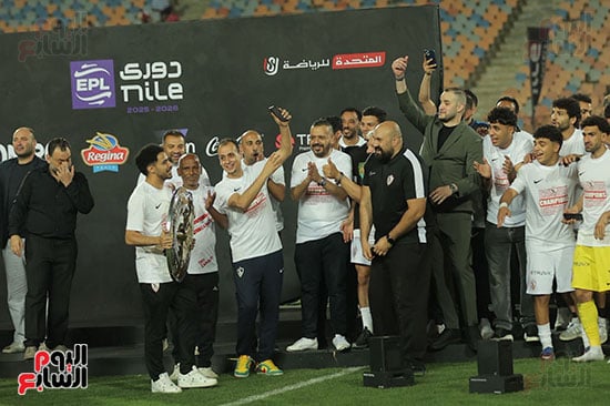 التقاط الصور مع درع الدورى التقاط الصور مع درع الدورى