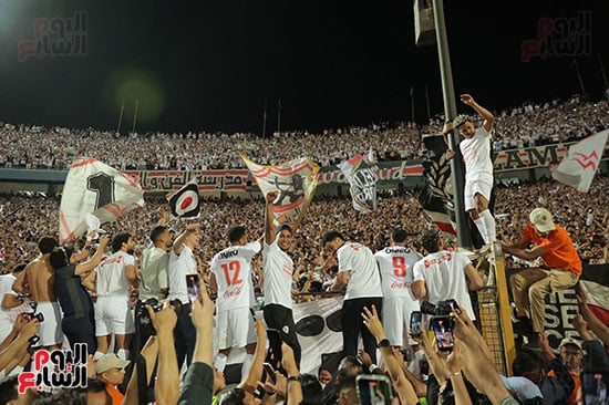 الفريق مع الجمهور