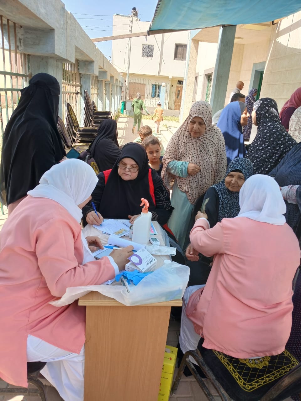 الكشف الطبي على عدد من السيدات الكشف الطبي على عدد من السيدات