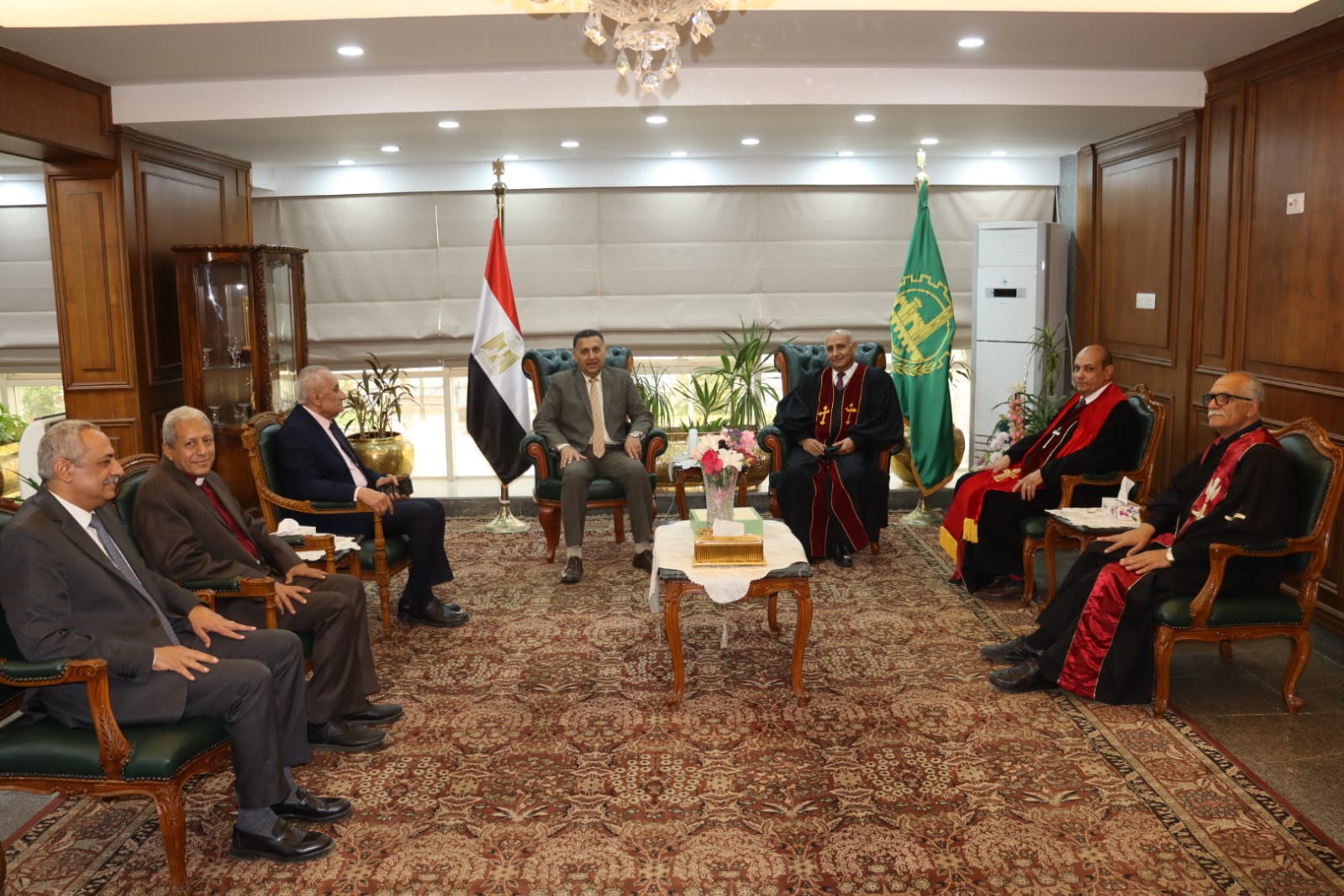 الوفد الكنسي خلال تقديم التهنئة لمحافظ القليوبية الوفد الكنسي خلال تقديم التهنئة لمحافظ القليوبية