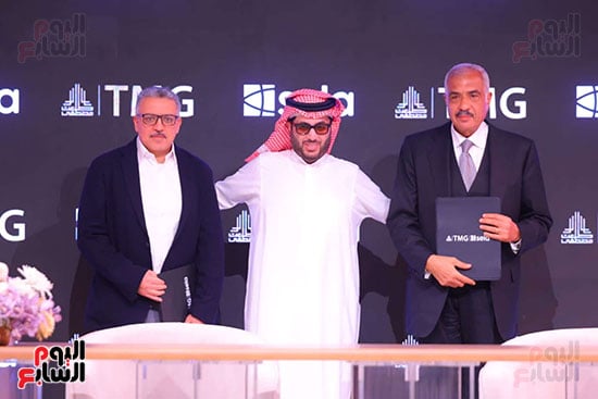 عقب الانتهاء من توقيع الاتفاقيه عقب الانتهاء من توقيع الاتفاقيه