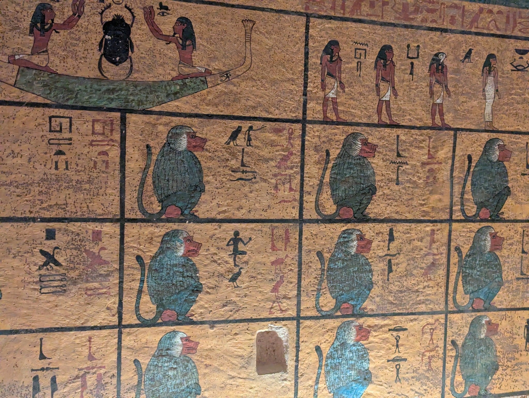 النقوش المميزة فى مقبرة الملك الصغير توت عنخ آمون