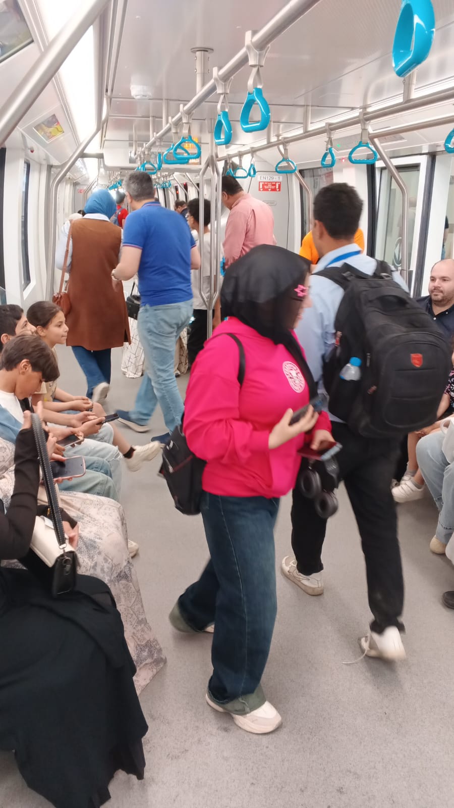 إقبال جماهيري كبير على محطة مونوريل شرق النيل في الجمعة الأولى للتشغيل