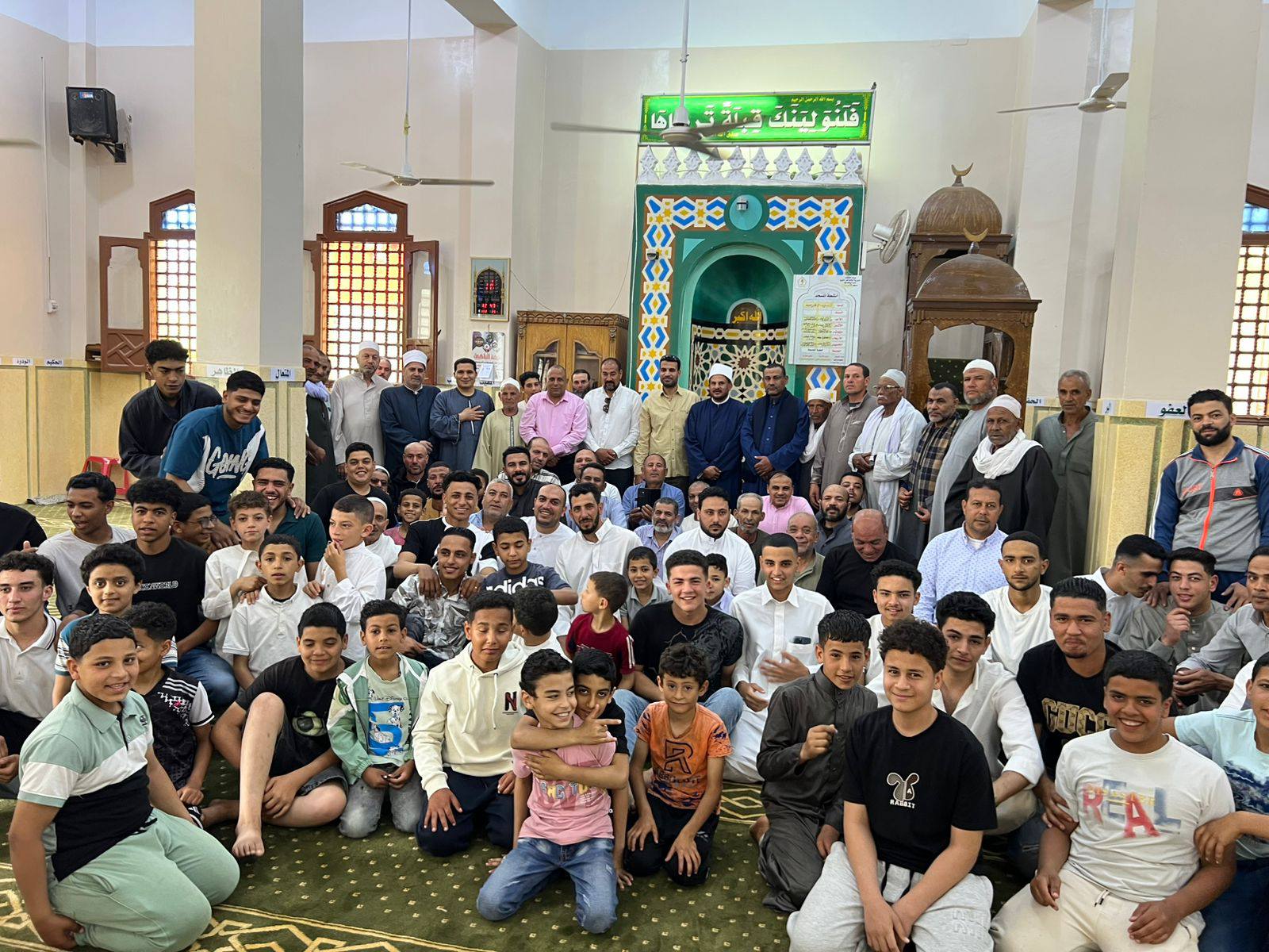 بعض الحضور خلال افتتاح المسجد بعض الحضور خلال افتتاح المسجد