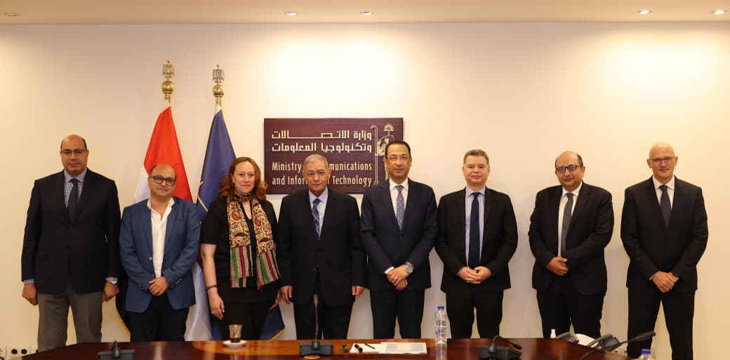 وزير الاتصالات يتوسط قيادات شعبة الاقتصاد الرقمي